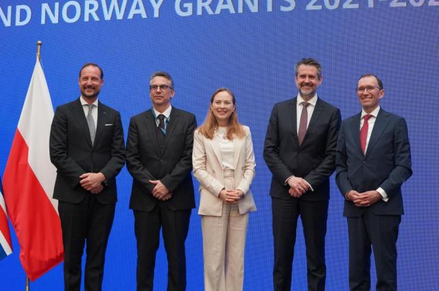 Zdjęcie grupowe uczestników podpisania Memorandów of Understanding. Od lewej: Książę Koronny Haakon, Pascal Schafhauser (Ambasador Liechtensteinu przy UE), Katarzyna Pełczyńska-Nałęcz (Minister Funduszy i Polityki Regionalnej), Martin Eyjólfsson (Stały Sekretarz Stanu Islandii), Espen Barth Eide (Minister Spraw Zagranicznych Norwegii)