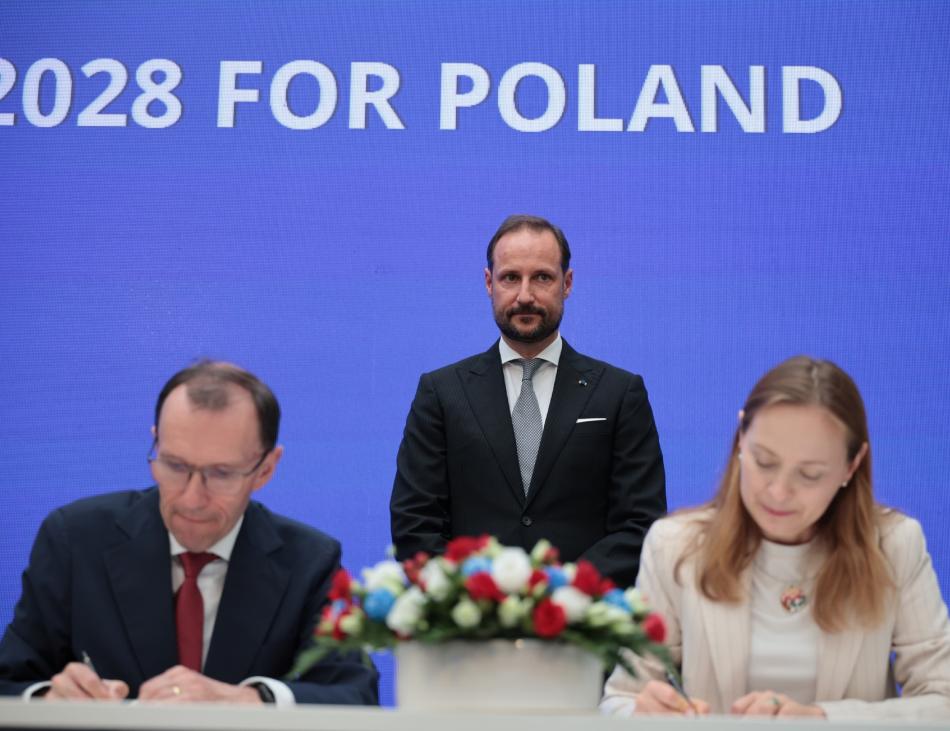 Umowy w sprawie nowego rozdania Funduszy Norweskich i EOG, w obecności Księcia Koronnego Haakona, podpisują Minister Spraw Zagranicznych Norwegii Espen Barth Eide oraz Minister Funduszy i Polityki Regionalnej Katarzyna Pełczyńska-Nałęcz