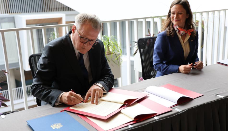 Minister of Finance of the Republic of Latvia, Mr Arvils Ašeradens and Ms Maria Varteressian, State Secretary of the Norwegian Ministry of Foreign Affairs. Photo: Ministry of Finance of Latvia