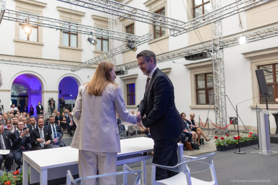 Uścisk dłoni po podpisaniu umów wymieniają Martin Eyjólfsson, Stały Sekretarz Stanu Islandii oraz Katarzyna Pełczyńska-Nałęcz, Minister Funduszy i Polityki Regionalnej 